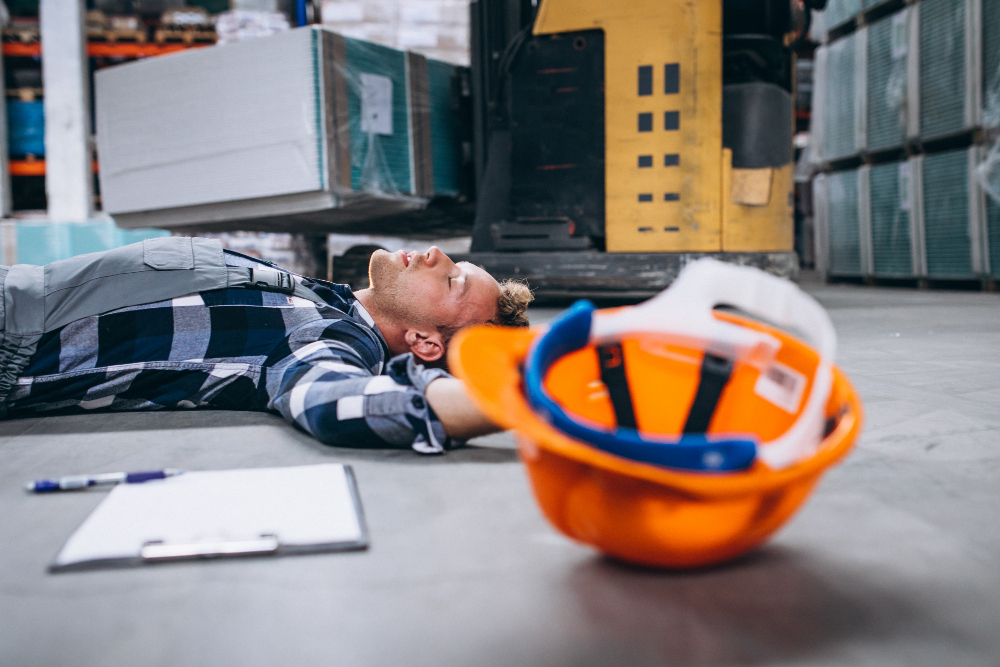 Hard hat and clipboard symbolizing workplace injury recovery with physiotherapy in Calgary